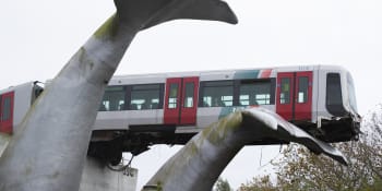 Metro prorazilo zábranu na konci trati. Před pádem ho zachránila socha velrybího ocasu