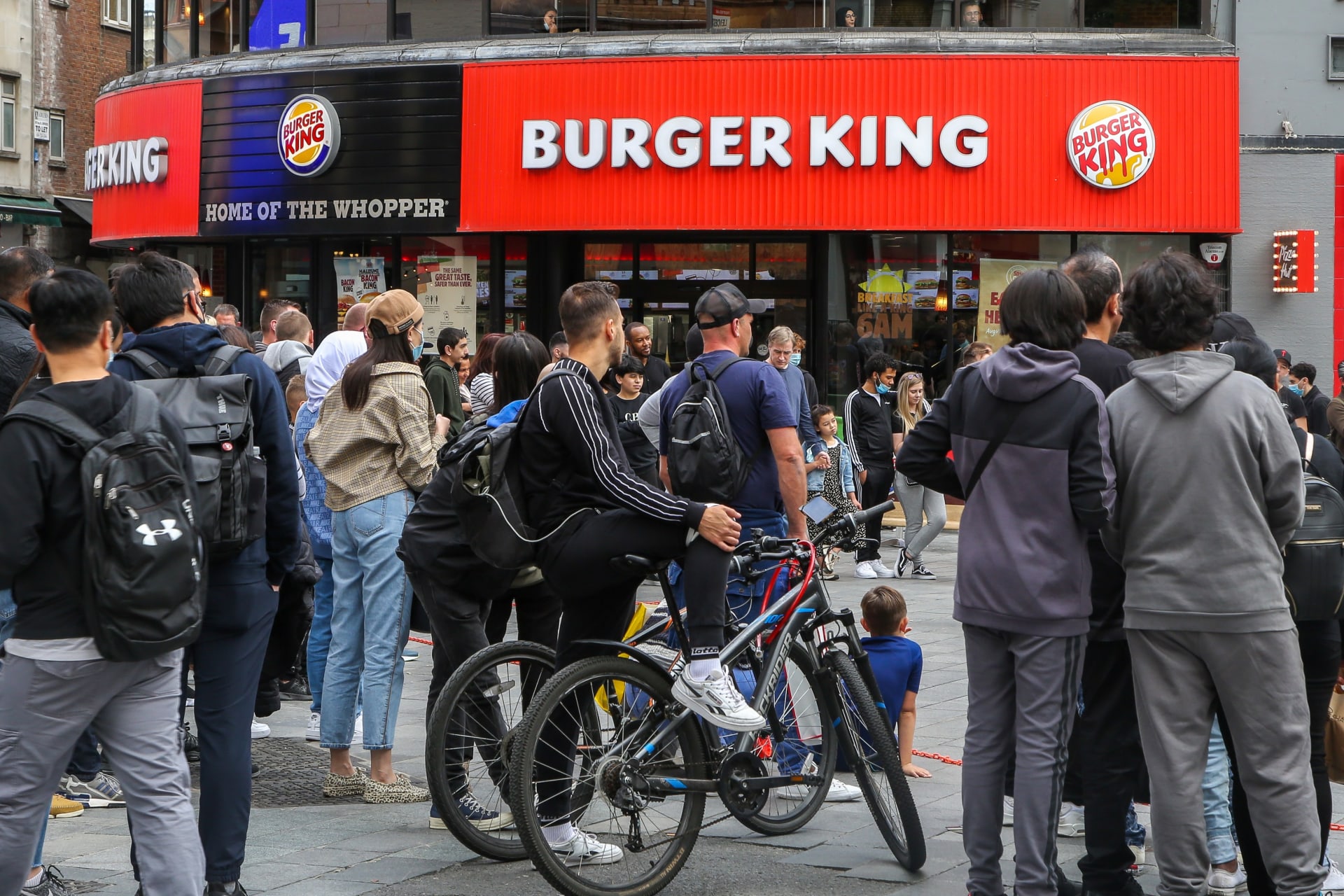 Výzva britského zastoupení Burger Kingu nabádá zákazníky, aby nakupovali u konkurence.