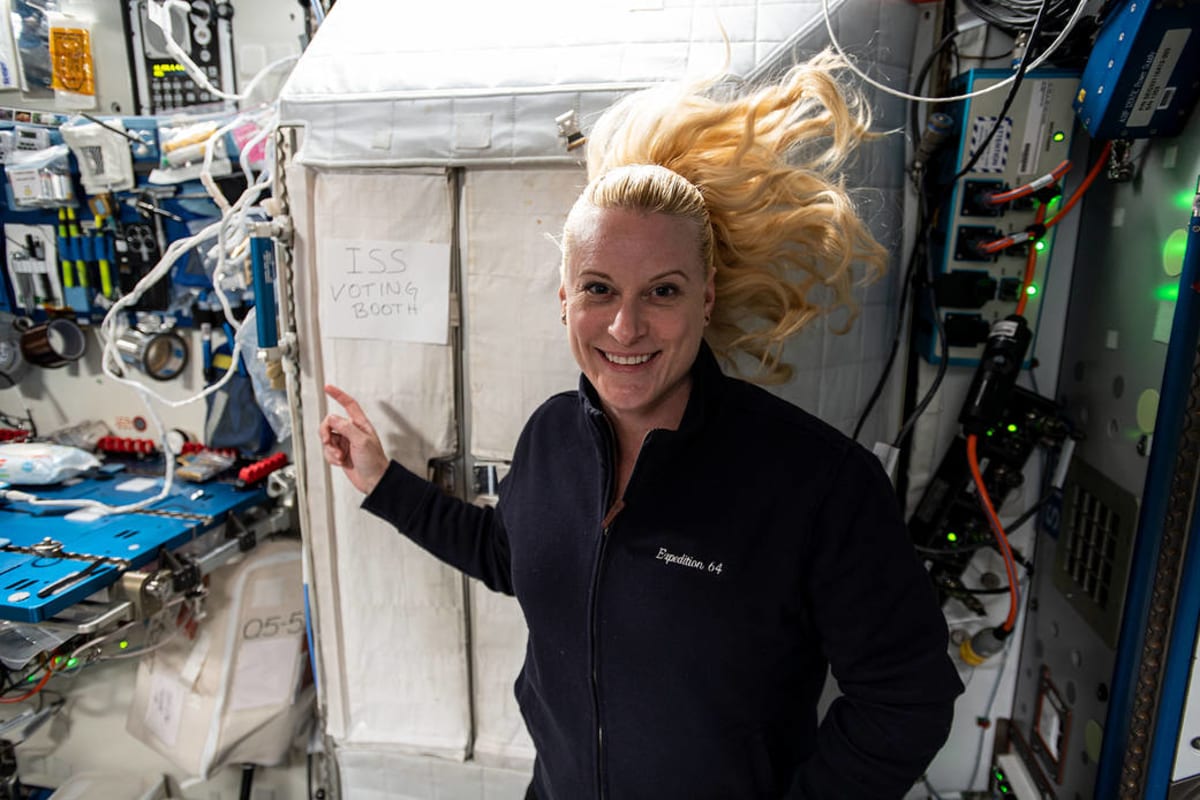Astronautka NASA Kathleen Rubinsová volila ve speciálním volebním stánku.