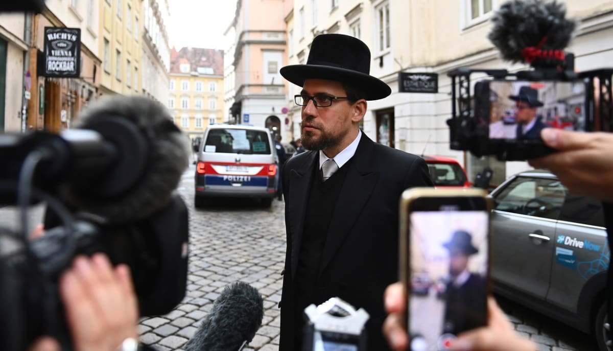 Rabín Schlomo Hofmeister při rozhovoru pro rakouská média den po útoku ve Vídni