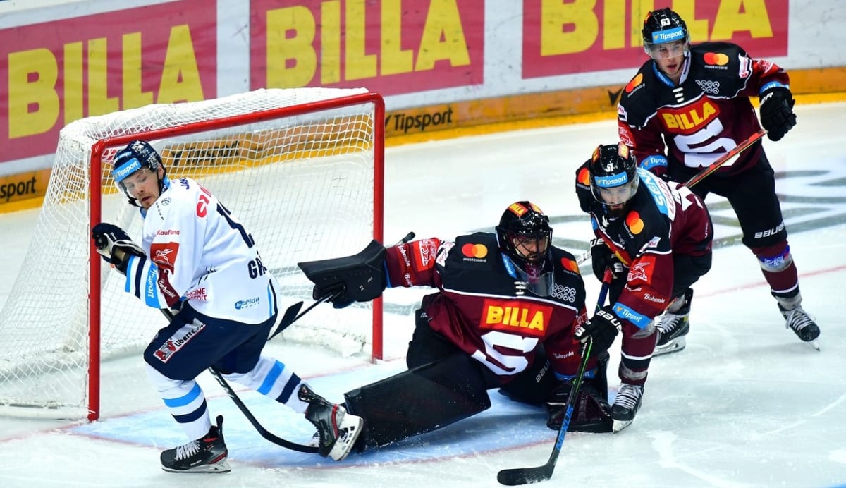 Hokej a další sporty se pomalu mohou po stopce opět rozjet. Fotografie pochází z říjnového zápasu Sparty Praha a Bílých tygrů Liberec.