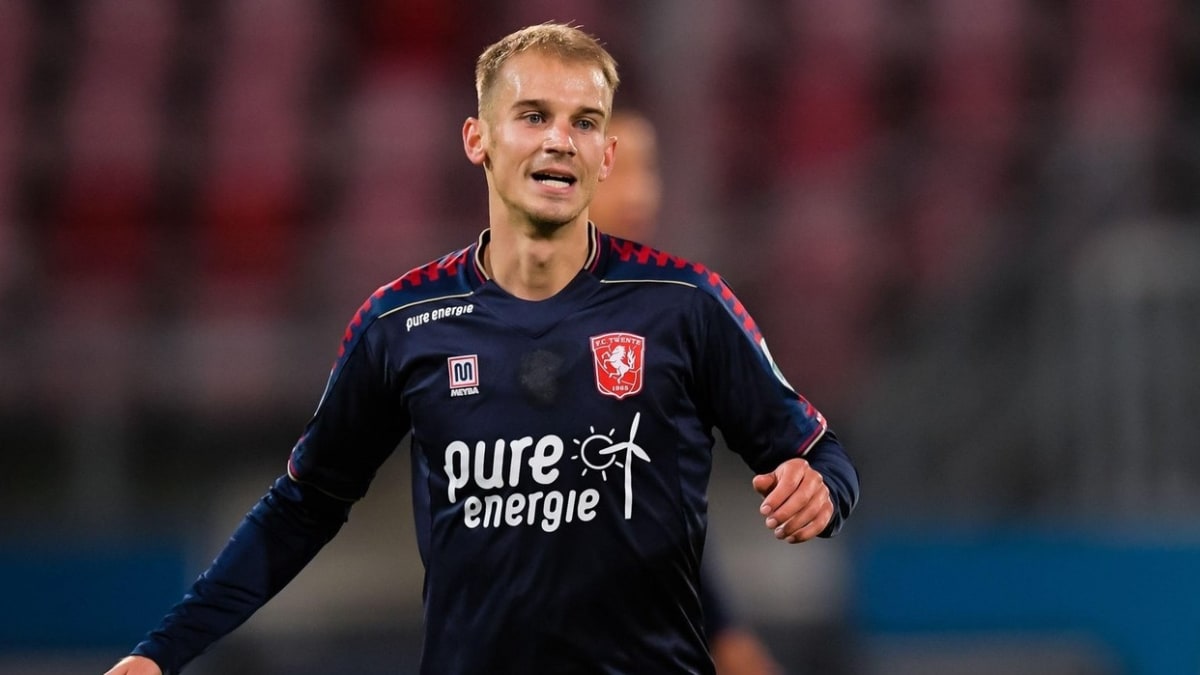 Fotbalista Václav Černý zaznamenal za posledních šest zápasů v dresu Twente čtyři góly a čtyři asistence. Trenér reprezentace Jaroslav Šilhavý ho však v nominaci pro nadcházející sraz opomenul.