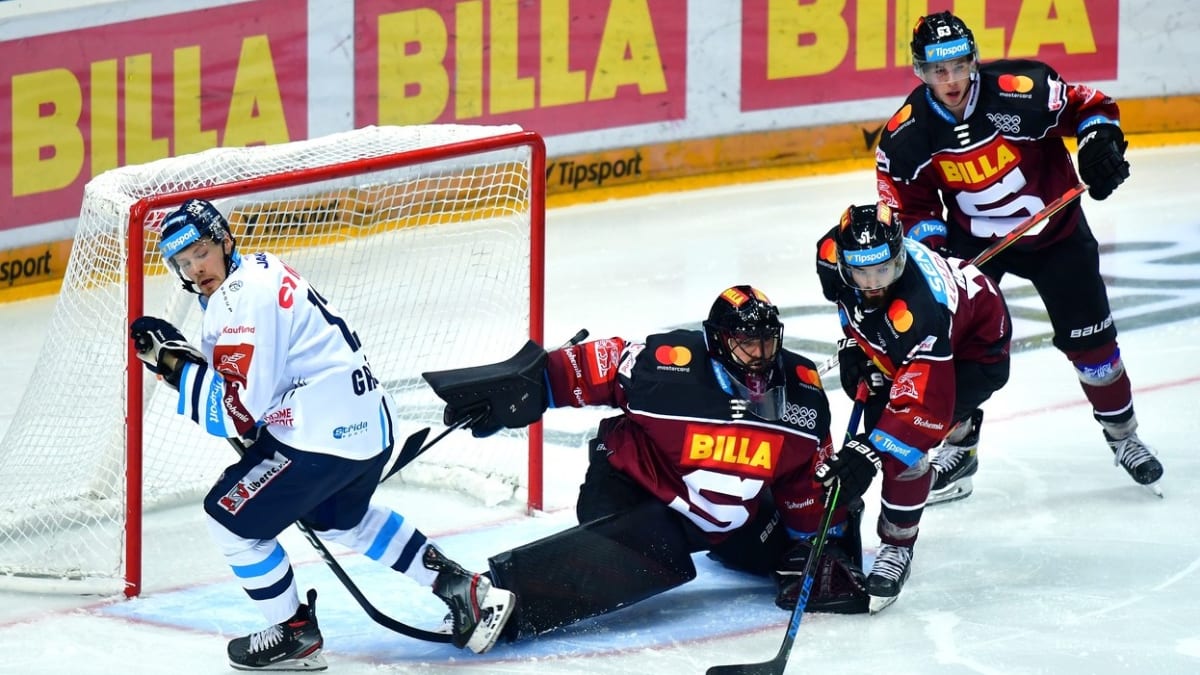 Hokej a další sporty se pomalu mohou po stopce opět rozjet. Fotografie pochází z říjnového zápasu Sparty Praha a Bílých tygrů Liberec.