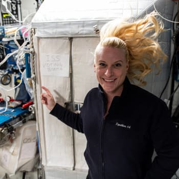 Astronautka NASA Kathleen Rubinsová volila ve speciálním volebním stánku.