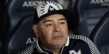 Maradona se zotavuje po úspěšné operaci. Před klinikou na něj čekají desítky fanoušků