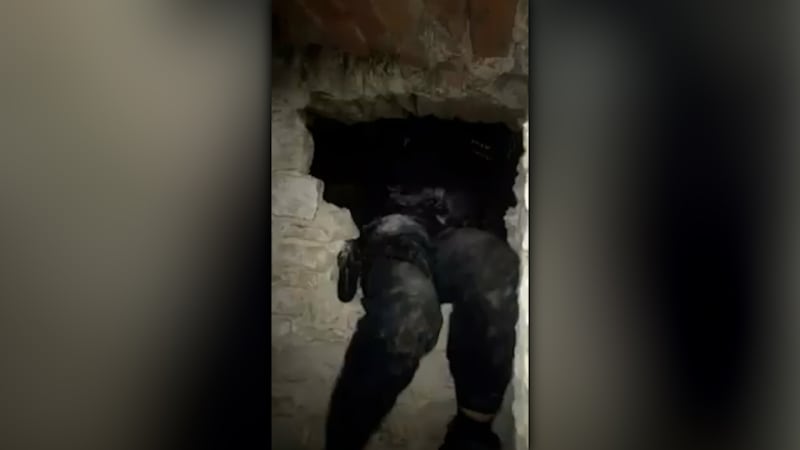 Muž se dal před policií na útěk a skočil do staré studny. V podzemí se zaklínil. 