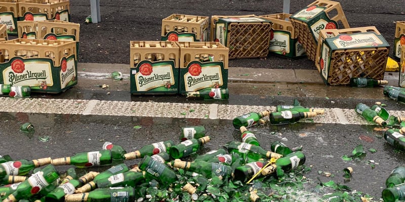 Během nehody na D5 došlo k vyklopení více než stovky přepraven a vylití spousty litrů piva