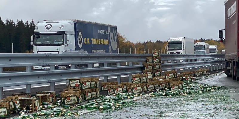 Během nehody na D5 došlo k vyklopení více než stovky přepraven a vylití spousty litrů piva