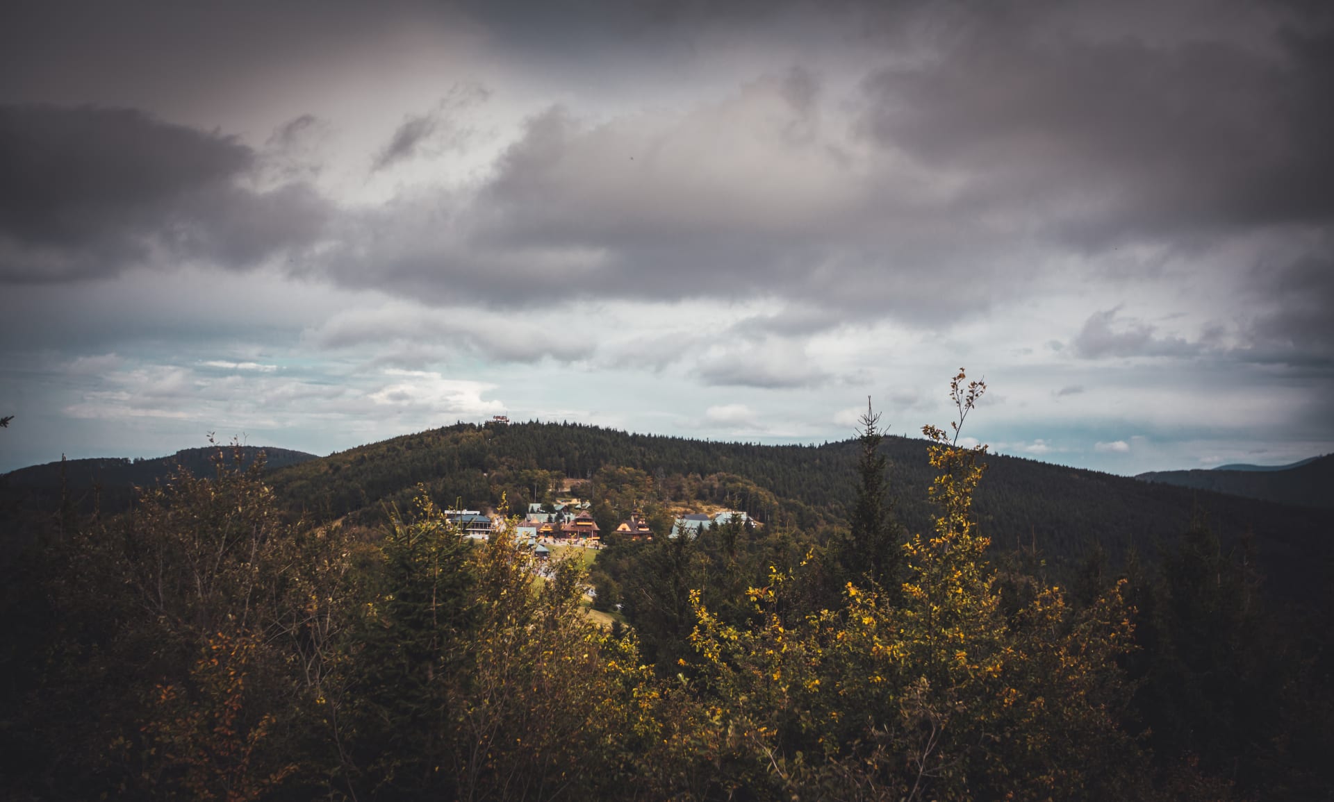 Výhled na horské středisko Pustevny, v pozadí Stezka Valašska