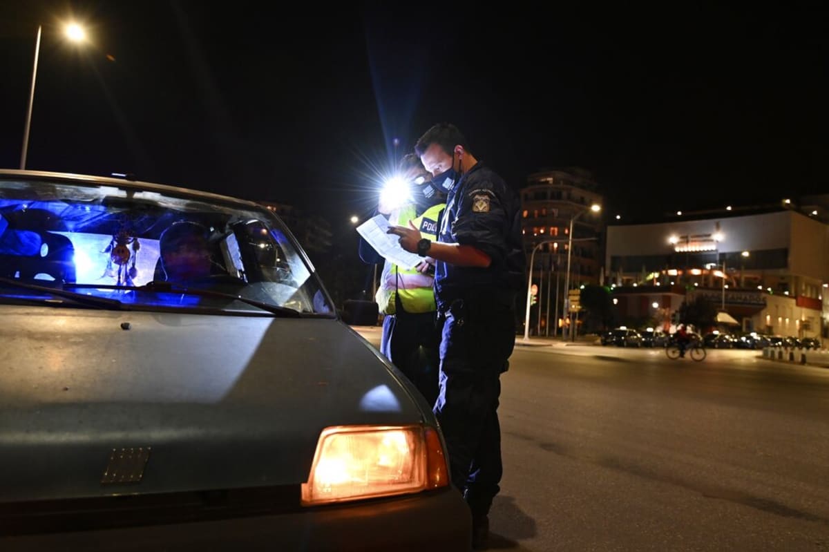 Řecká policie kontroluje občany v Soluni během lockdownu.