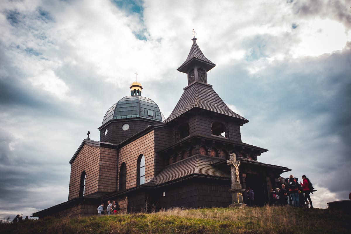 Dřevěná kaple Cyrila a Metoděje na vrcholu hory Radhošť se těší velkému zájmu turistů