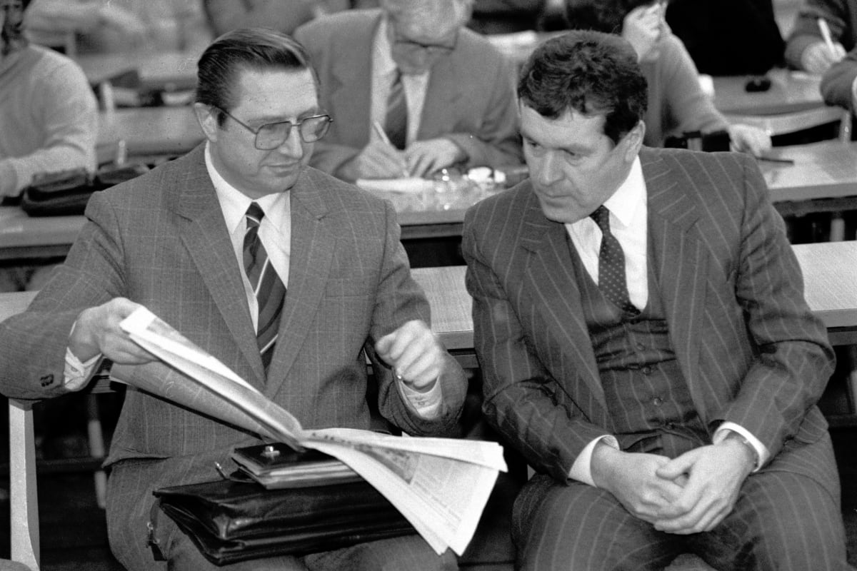Dva vysocí představitelé StB Alojz Lorenc (vlevo) a Karel Vykypěl u soudu v roce 1992.