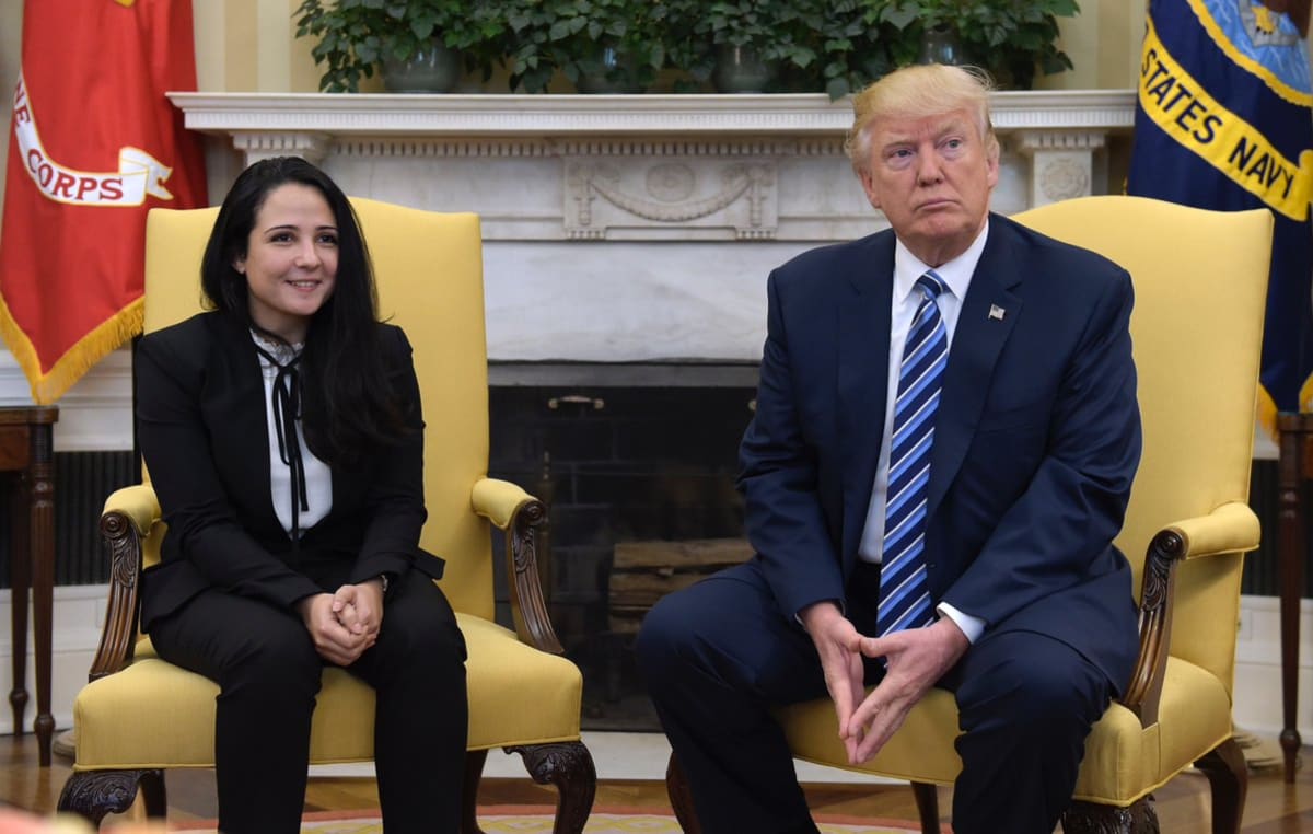 Humanitární pracovnice Aya Hijaziová s americkým prezidentem Donaldem Trumpem
