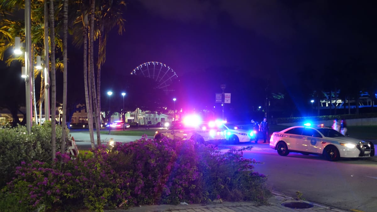 Policejní hlídky v parku Bayfront v Miami