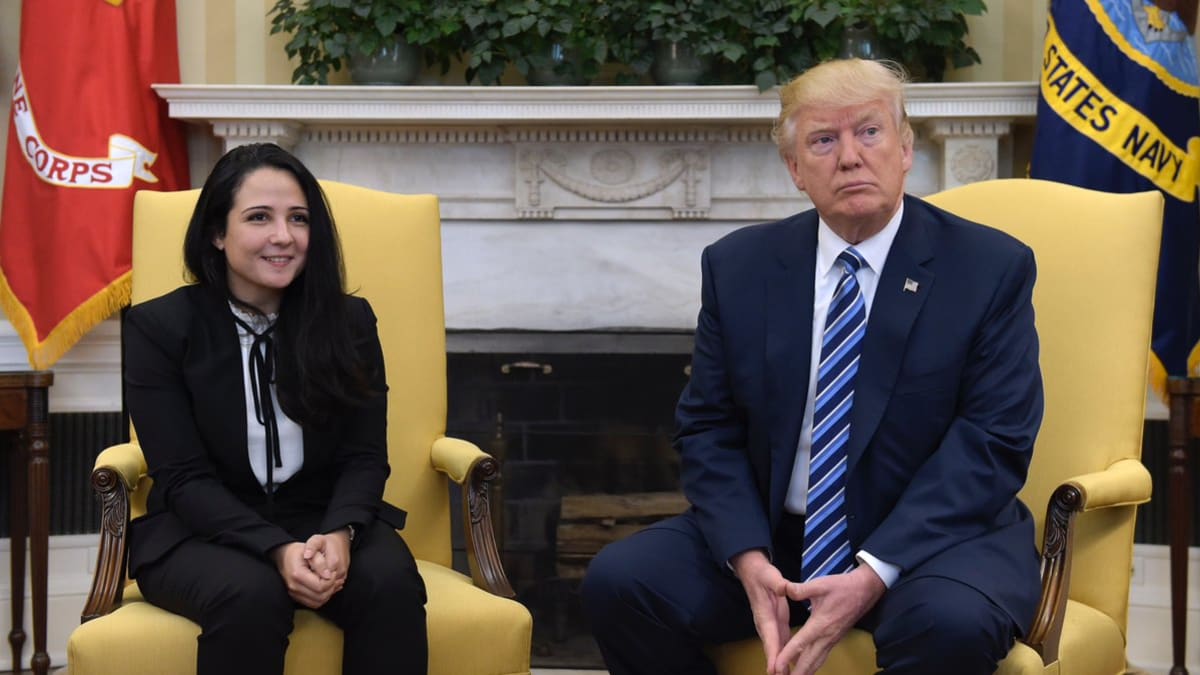 Humanitární pracovnice Aya Hijaziová s americkým prezidentem Donaldem Trumpem