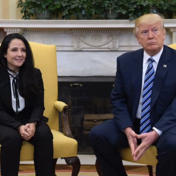 Aya Hijaziová při setkání s Donaldem Trumpem, který po ní měl chtít veřejnou podporu.