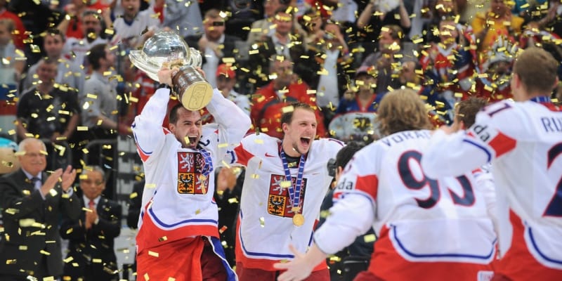 Na tento moment čeká česká hokejová reprezentace už 10 let. V Německu přebral pohár pro mistry světa kapitán Tomáš Rolinek. Vedle něj se raduje Petr Vampola.