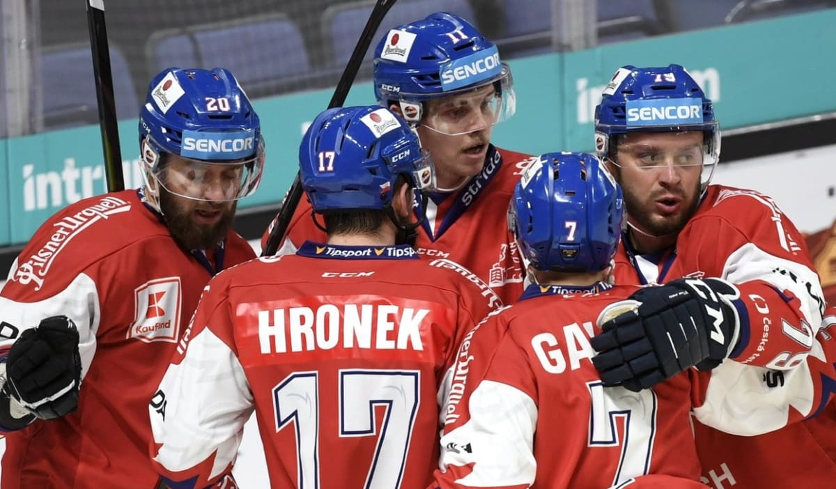  Čeští hokejisté porazili v prvním utkání letošního Karjala Cupu Švédsko a trenér Filip Pešán si odbyl vítěznou premiéru u národního týmu. 