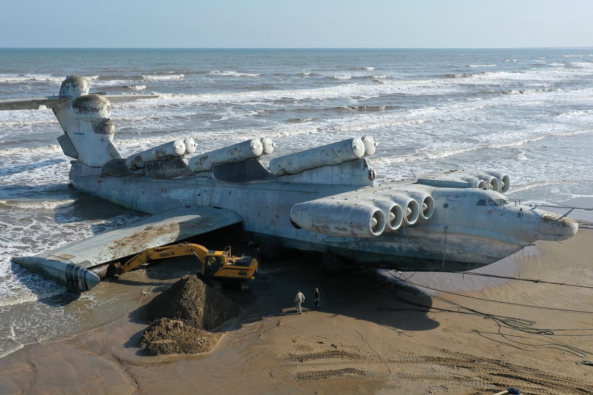 Ekranoplan, neboli kaspická mořská příšera, na pláži u ruského města Derbent