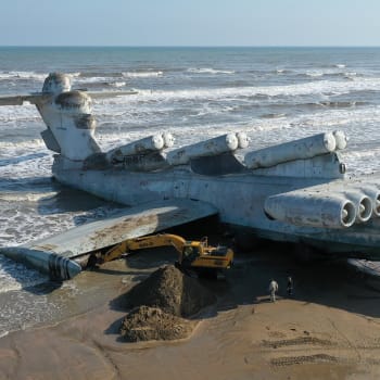 Ekranoplan neboli kaspická mořská příšera na pláži u ruského města Derbent.