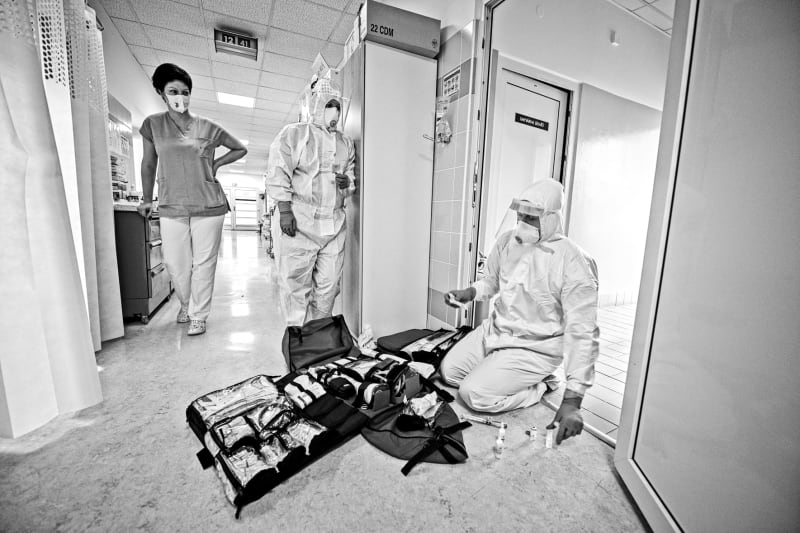 Pomoci s endotracheální intubací přijíždí na oddělení KICH JIP tým lékaře a sestry z oddělení ARO. Příprava potřebného vybavení probíhá v rychlosti doslova na podlaze chodby oddělení.