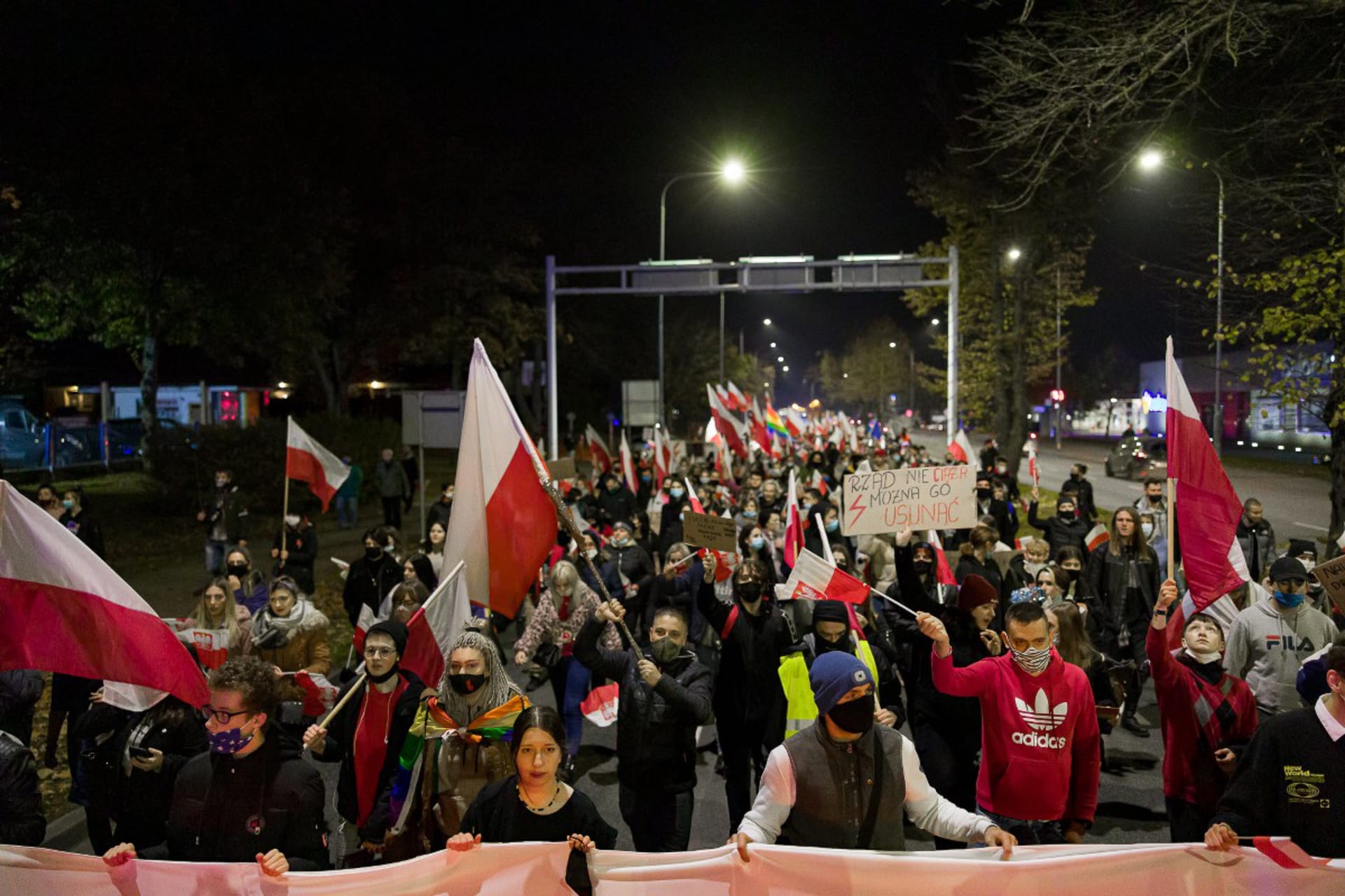 Wypierdalać! Polské ženy posílají do „někam“ vládu, ústavní soud, i církev. A kvůli plánovanému zpřísnění potratového zákona demonstrují každý den. (foto: Twitter.com)