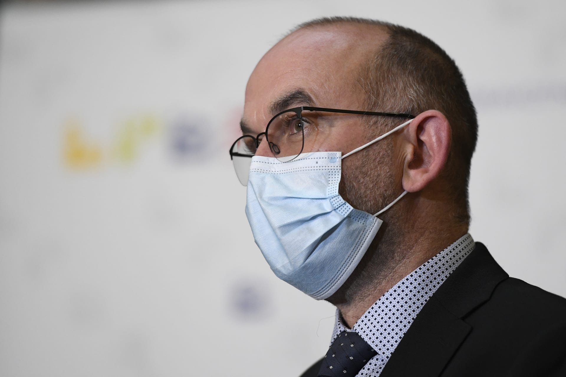Ministr zdravotnictví Jan Blatný (za ANO) nevyloučil, že při zhoršení počtů lidí s covidem v nemocnicích bude navrhovat přesun do nejpřísnějšího, pátého stupně skóre systému PES.