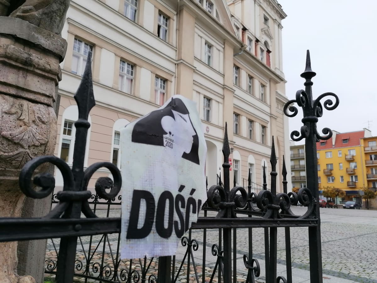 Plakát, který zůstal v Prudniku na náměstí po poslední demonstracio žen. 