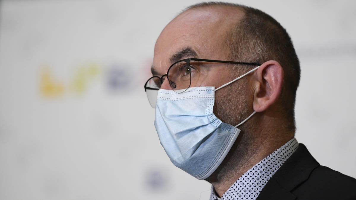 Ministr zdravotnictví Jan Blatný (za ANO) nevyloučil, že při zhoršení počtů lidí s covidem v nemocnicích bude navrhovat přesun do nejpřísnějšího, pátého stupně skóre systému PES.