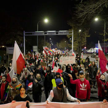 Wypierdalać! Polské ženy posílají do „někam“ vládu, ústavní soud, i církev. A kvůli plánovanému zpřísnění potratového zákona demonstrují každý den. (foto: Twitter)