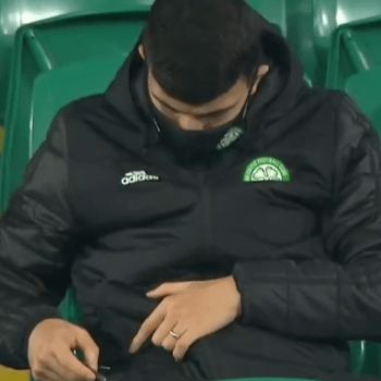 Hvězda Celtiku Glasgow Mohamed Elyounoussi si během zápasu se Spartou vyřizovala osobní záležitosti na mobilu, za což schytala kritiku 