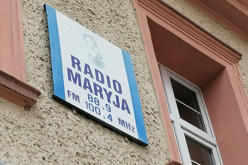 Katolické Radio Maryja přijalo zpřísnění potratů s nadšením. Reklama na rozhlasovou stanici na faře v Prudniku. 