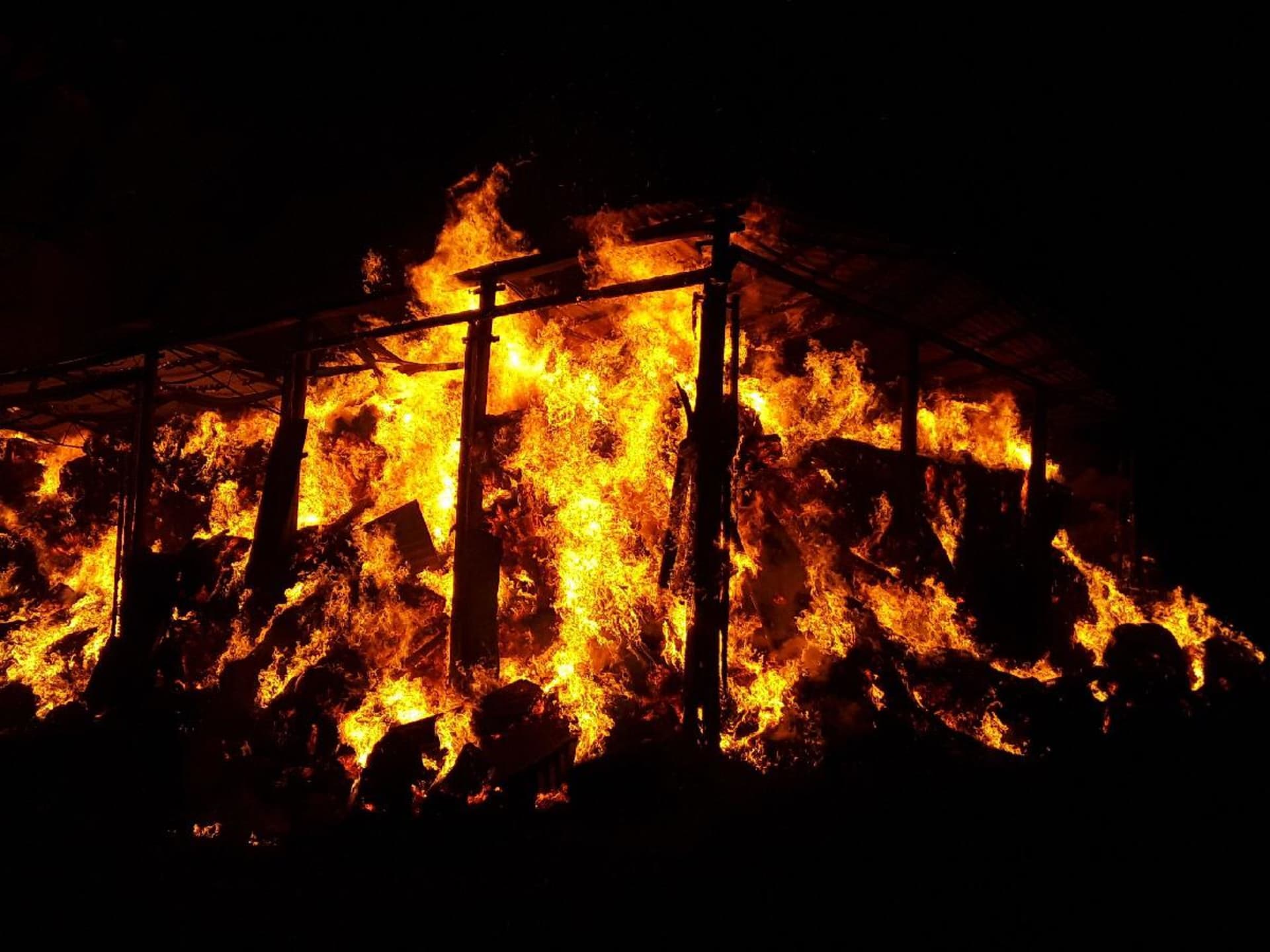 Požár ocelokolny s uskladněnou slámou v Panských Mlýnech.