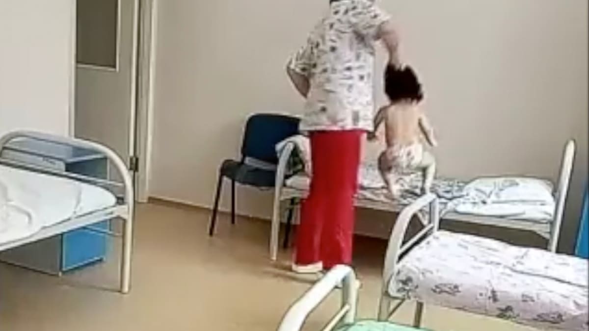 Zdravotní sestra táhne dívku za vlasy.