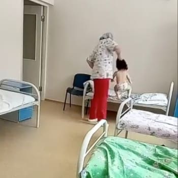 Zdravotní sestra táhne dítě za vlasy