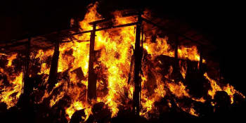 Rozsáhlý požár kůlny se slámou na Pelhřimovsku. Zanechal škodu až 1,5 milionu korun