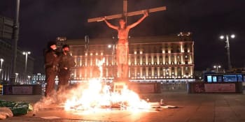 Ruský aktivista se nechal pověsit na kříž a zapálit. Šlo o podporu politických vězňů