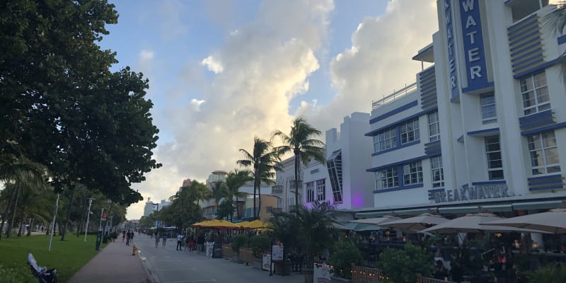 Promenáda ve čtvrti Art Deco District na Miami Beach.