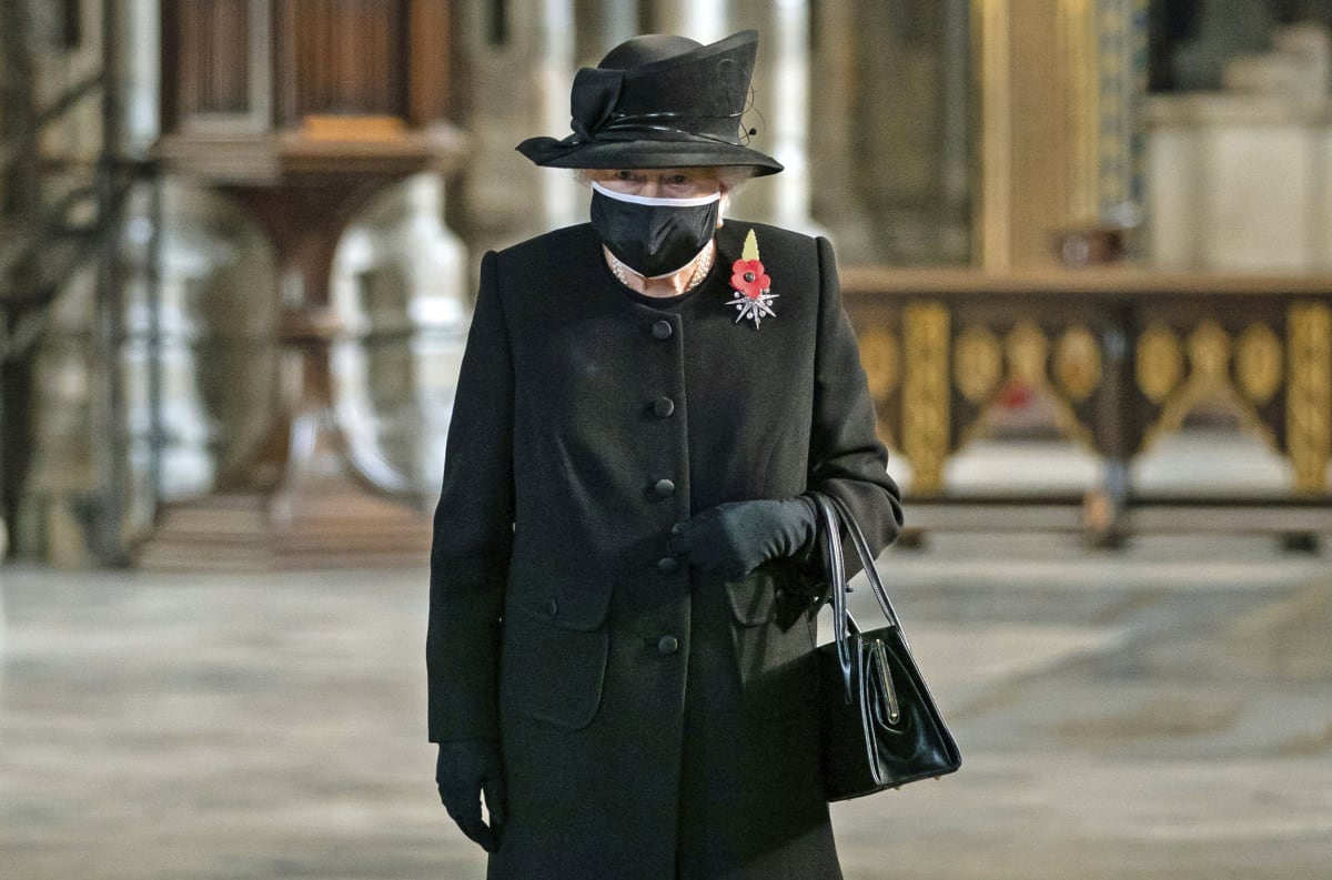 Britská královna Alžběta II. se poprvé objevila na veřejnosti s rouškou, když přišla uctít památku neznámého vojína.