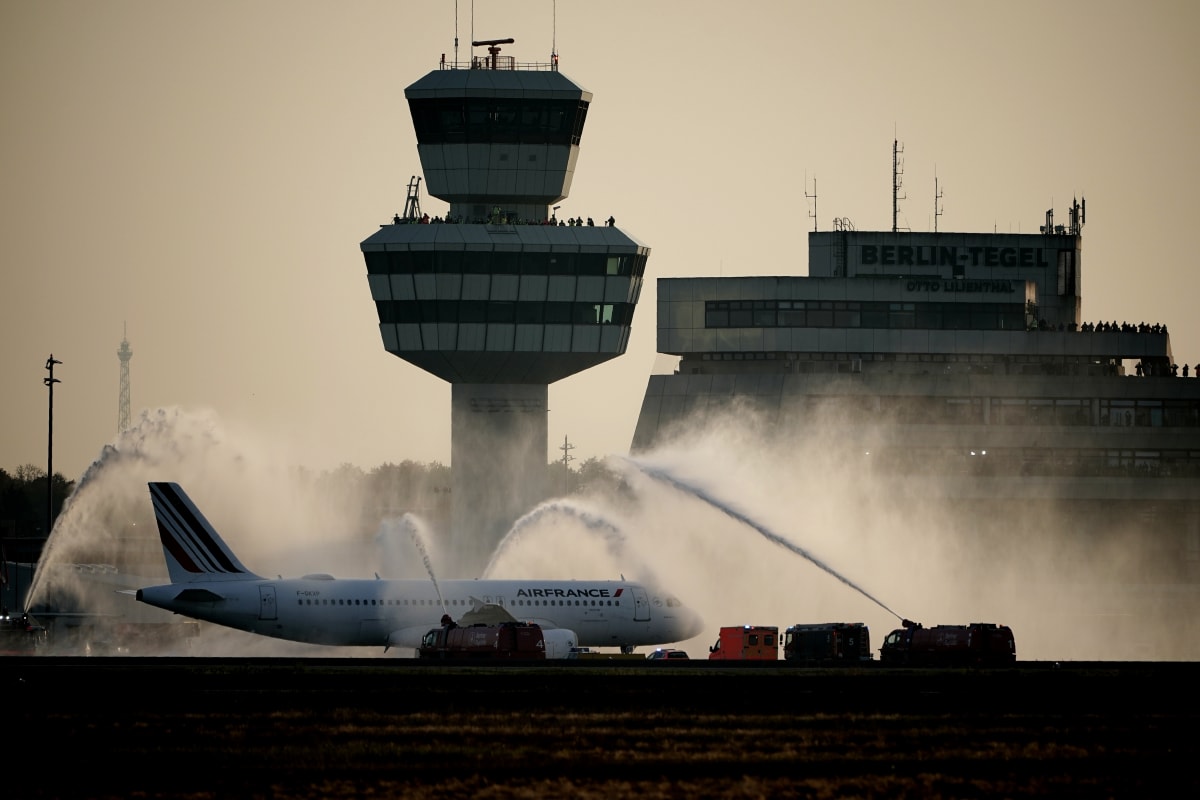 Poslední letadlo odlétající z letiště Berlín-Tegel dostává slavnostní fontánu v podobě postřiku od hasičských vozů.