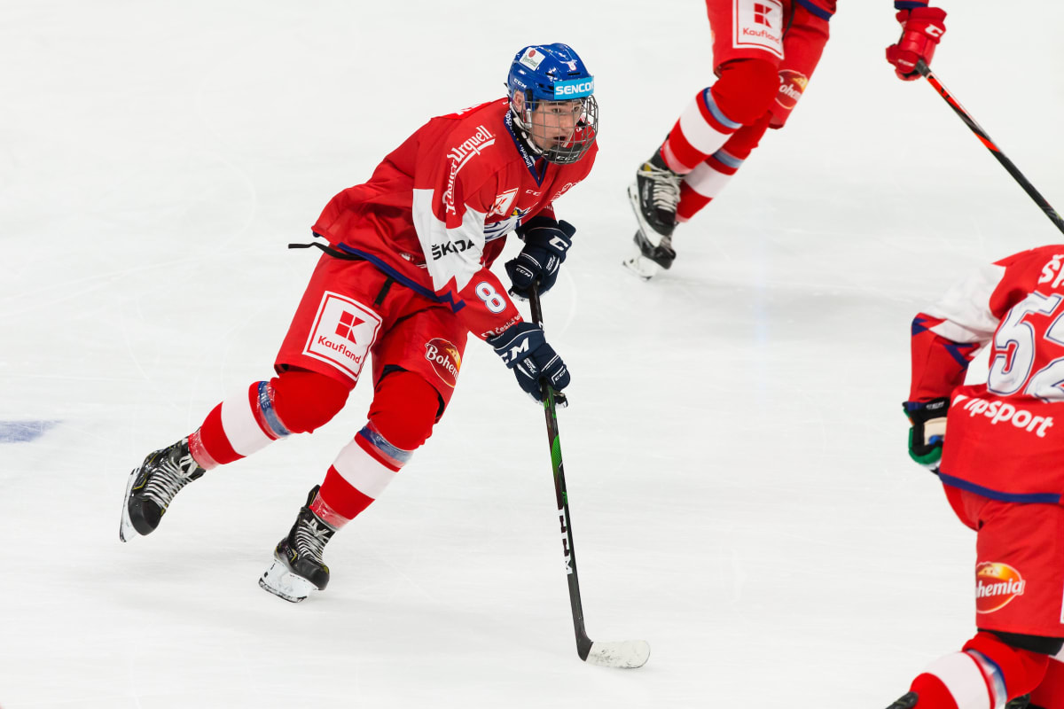 David Jiříček se stal nejmladším českým reprezentantem v ledním hokeji. Při debutu mu bylo 16 let a 345 dnů. (zdroj: Twitter; Photomotion / Suomen Jääkiekkoliitto)