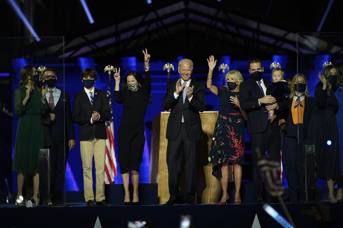 Joe Biden s nejbližšími spolupracovníky a rodinou během projevu ve Wilmingtonu.