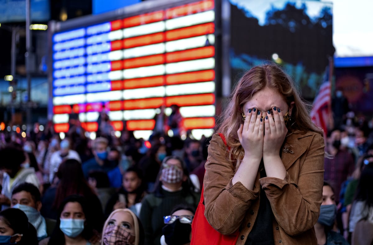 Roní mladá Američanka za svou zemi slzy štěstí, nebo smutku?