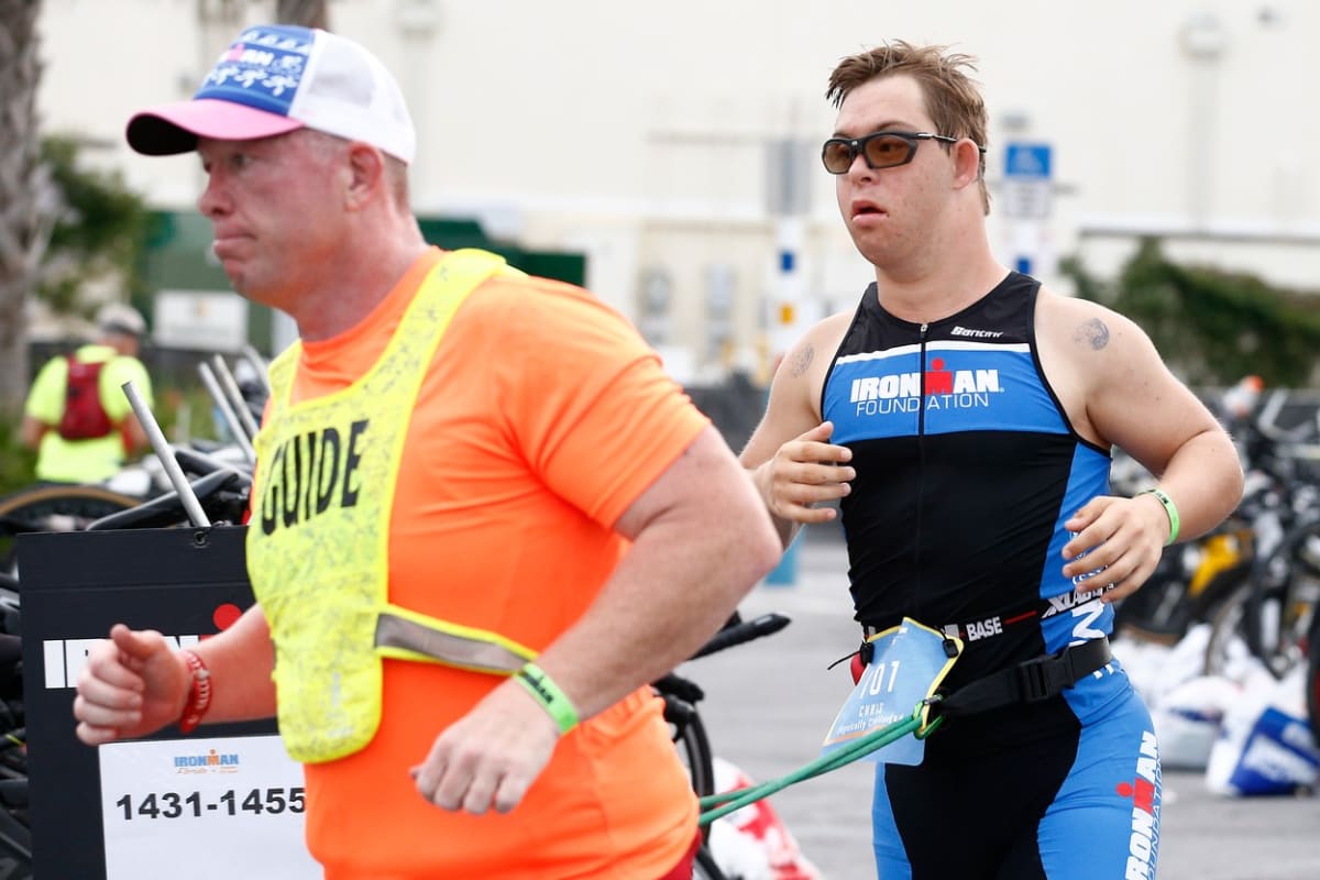 Chris Nikic a Daniel Grieb (vlevo) při maratonském běhu Ironmana na Floridě.