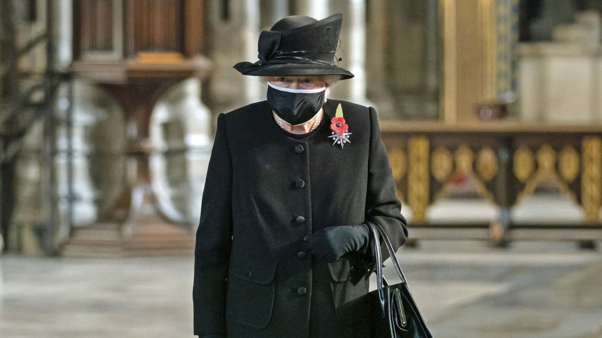 Britská královna Alžběta II. se poprvé objevila na veřejnosti s rouškou, když přišla uctít památku neznámého vojína.