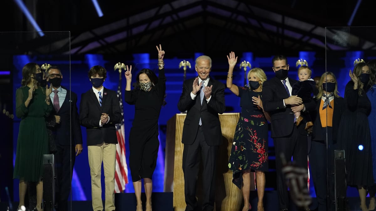 Joe Biden s nejbližšími spolupracovníky a rodinou během projevu ve Wilmingtonu.