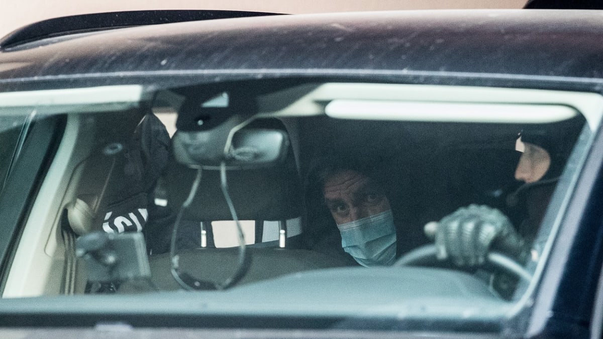 Tibor Gašpar sedí v policejním voze, který ho odveze k soudu do Pezinku.