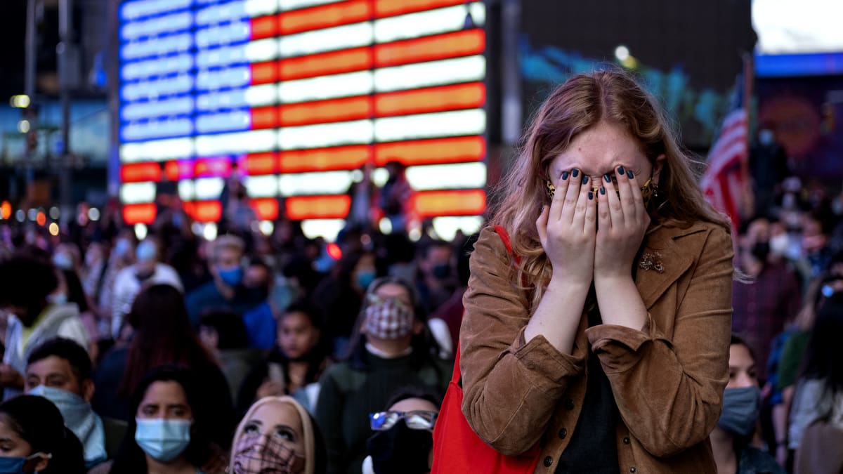 Roní mladá Američanka za svou zemi slzy štěstí, nebo smutku?