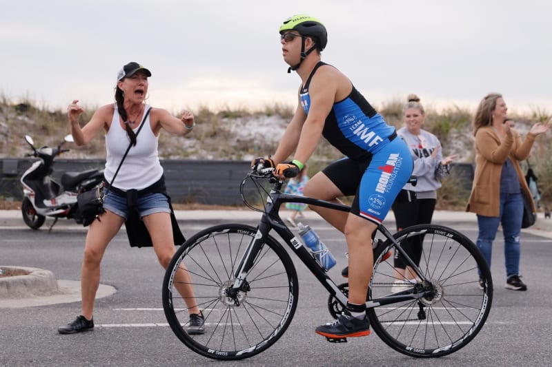 Že povzbuzuje Chrise Nikice při 180 kilometrovém závodě na kole. 