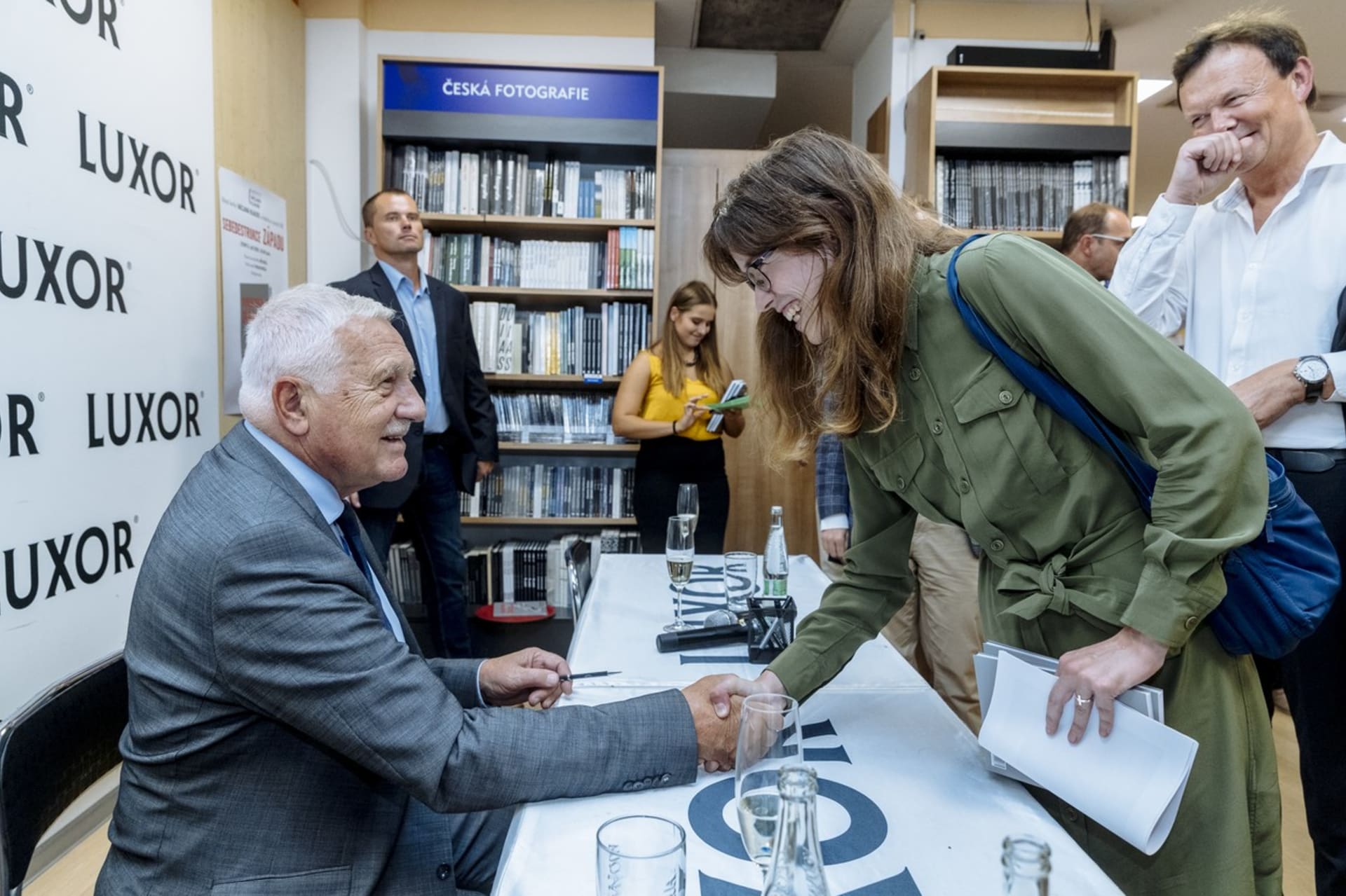 Hana Lipovská na autogramiádě knihy Václava Klause